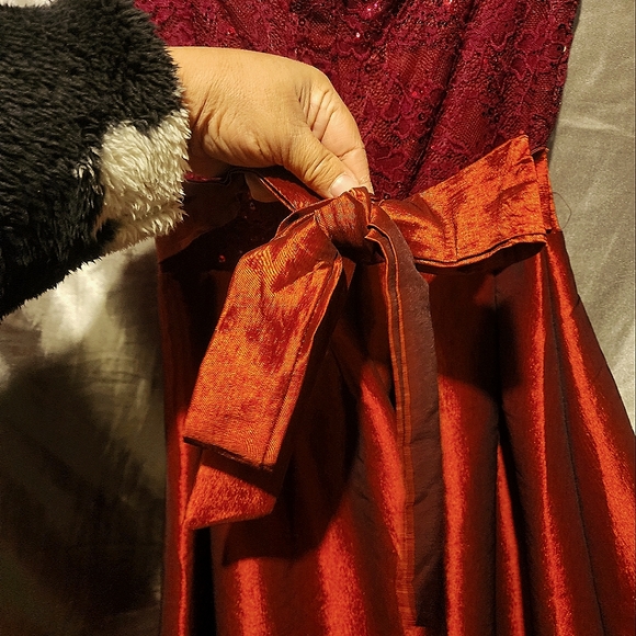 Maroon fancy dress, size 0 gorgeous dress - Picture 3 of 6